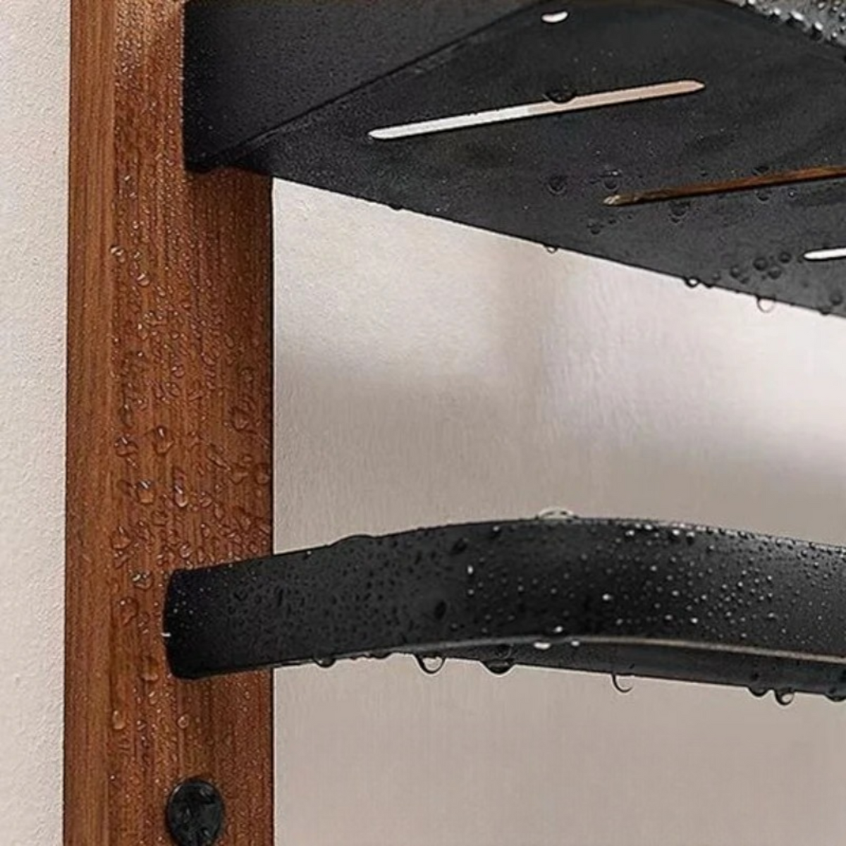 Étagère Murale De Salle De Bain À Fixations Invisibles En Bois À Rebords Et Porte Serviette Métalliques